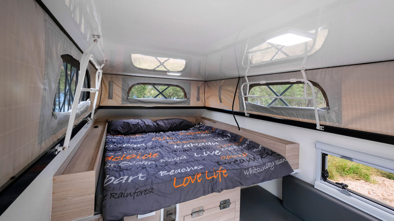 4x4 camper i Australien. Den eneste rigtige autocamper til dig der skal på eventyr og roadtrip i den australske outback. Til 2 personer. En camping offroader med fast bodel og god tag samt hævetag for bedre ståhøjde.