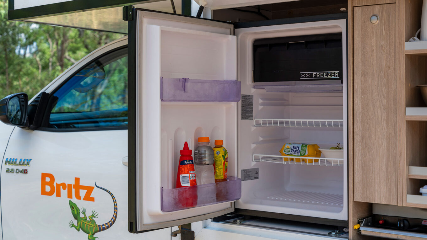 4x4 camper i Australien. Den eneste rigtige autocamper til dig der skal på eventyr og roadtrip i den australske outback. Til 2 personer. En camping offroader med fast bodel og god tag samt hævetag for bedre ståhøjde.