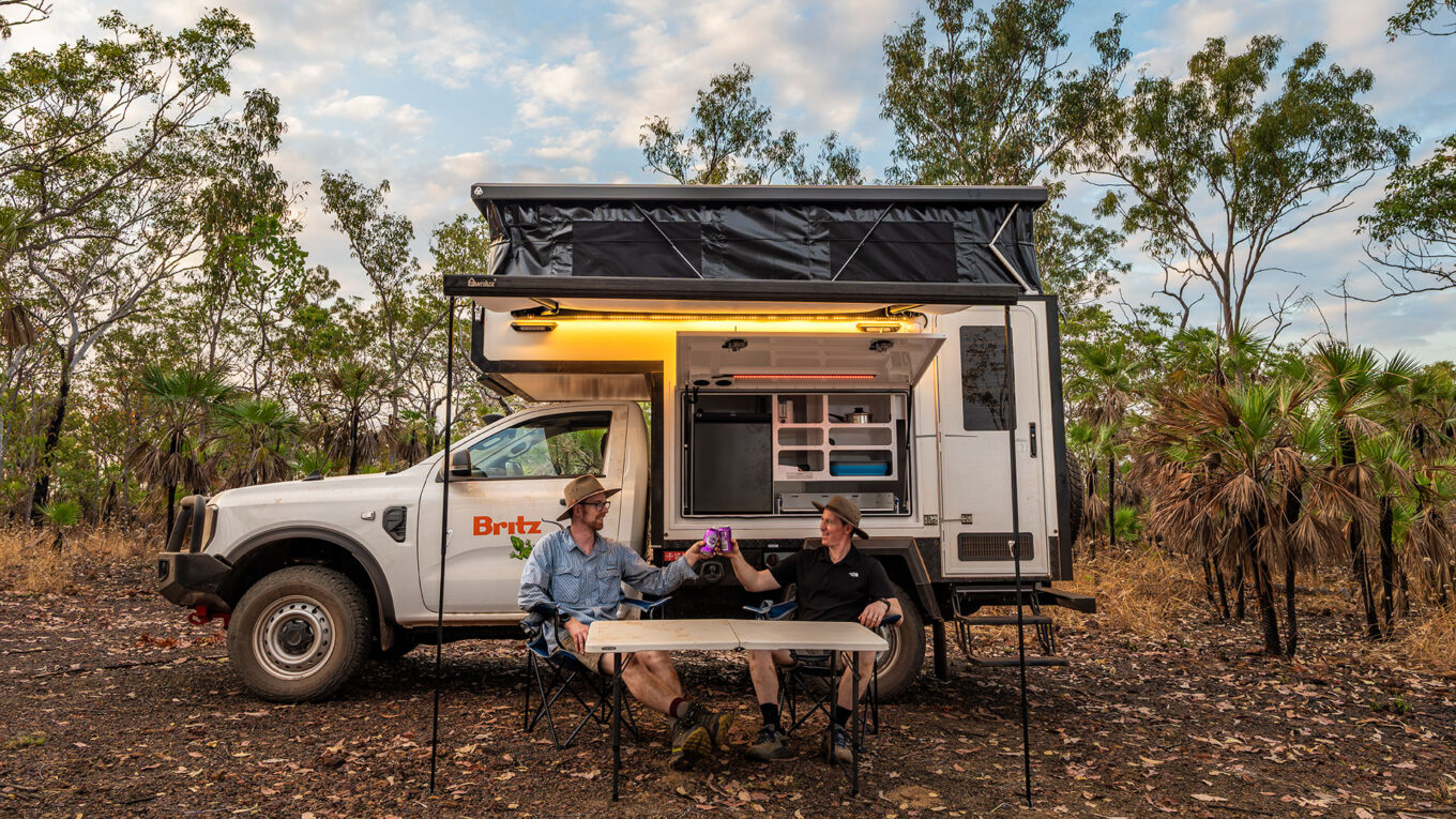 4x4 camper i Australien. Den eneste rigtige autocamper til dig der skal på eventyr og roadtrip i den australske outback. Til 2 personer. En camping offroader med fast bodel og god tag samt hævetag for bedre ståhøjde.