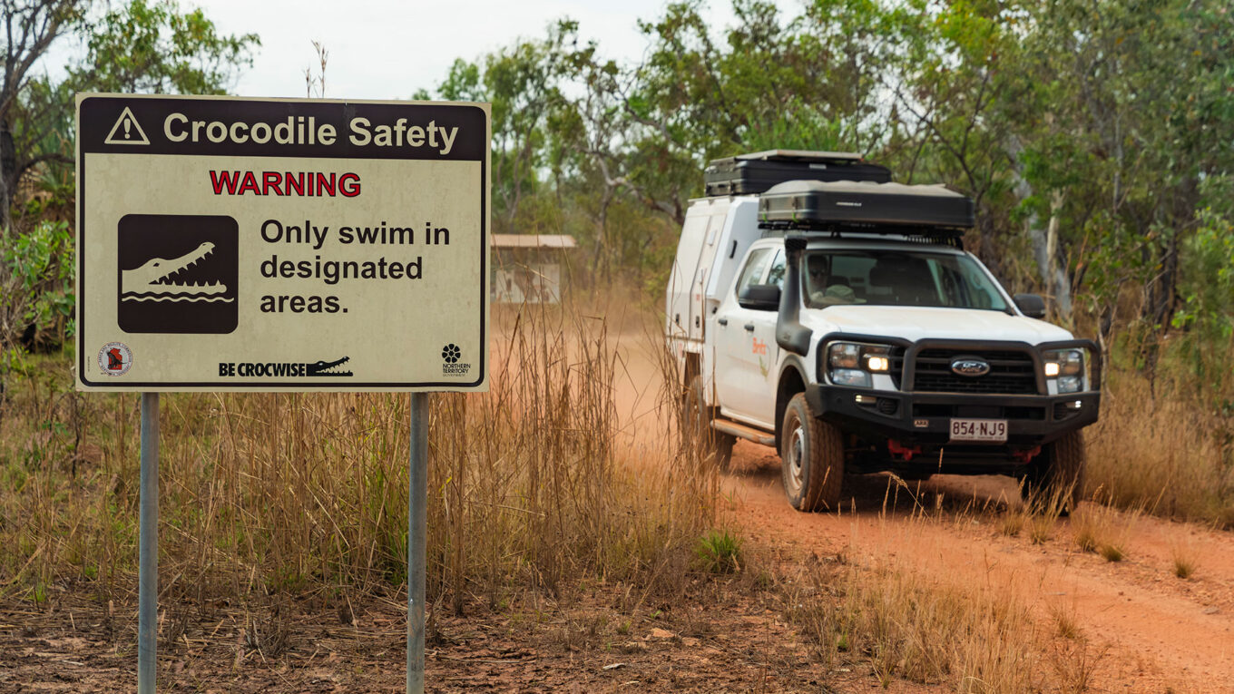 4x4 rooftop camper i Australien. Den simple outback autocamper med tagtelt og udstyr på på pickup trucken. Til dig der foretrækker det ægte eventyr i Australien og elsker at køre gennem vandløb og mudderhuller.