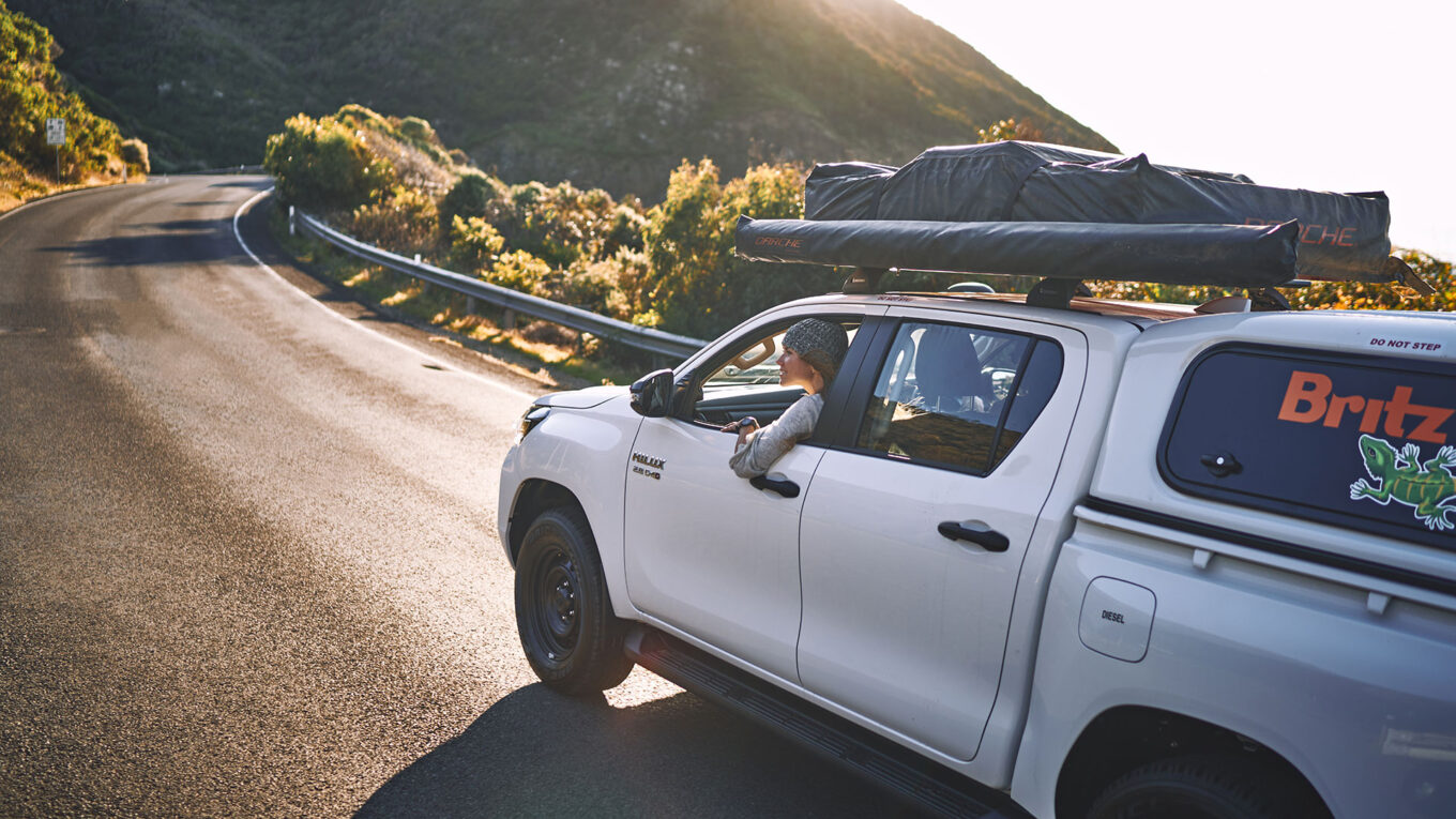 4x4 rooftop camper i Australien. Den simple outback autocamper med tagtelt og udstyr på på pickup trucken. Til dig der foretrækker det ægte eventyr i Australien og elsker at køre gennem vandløb og mudderhuller.