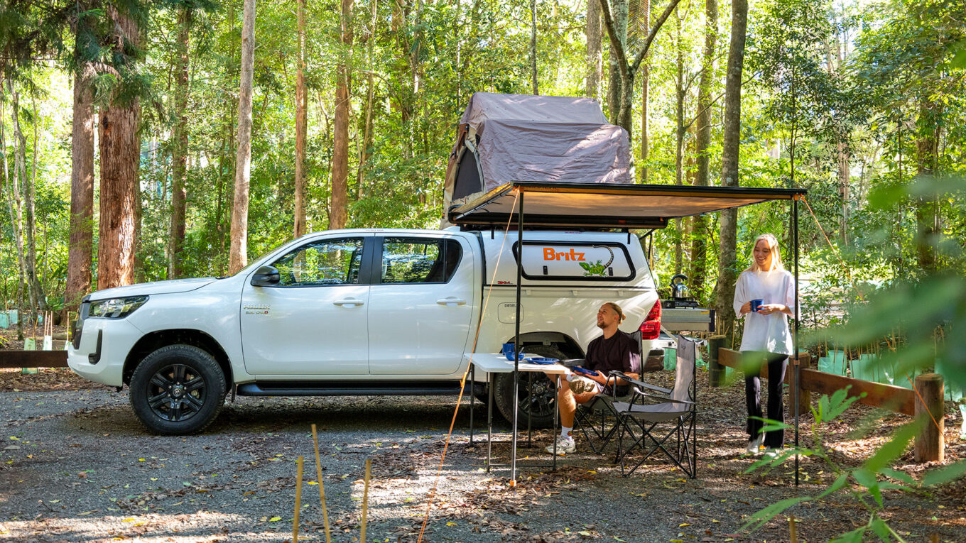 4x4 rooftop camper i Australien. Den simple outback autocamper med tagtelt og udstyr på på pickup trucken. Til dig der foretrækker det ægte eventyr i Australien og elsker at køre gennem vandløb og mudderhuller.