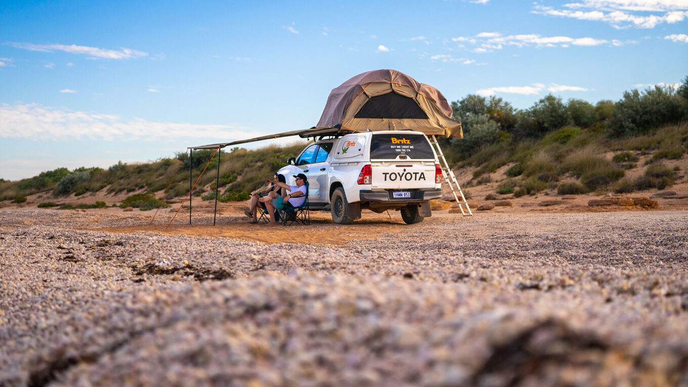 4x4 rooftop camper i Australien. Den simple outback autocamper med tagtelt og udstyr på på pickup trucken. Til dig der foretrækker det ægte eventyr i Australien og elsker at køre gennem vandløb og mudderhuller.