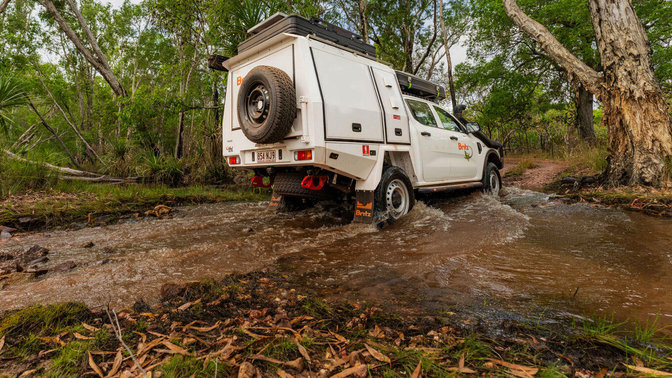 4x4 rooftop camper i Australien. Den simple outback autocamper med tagtelt og udstyr på på pickup trucken. Til dig der foretrækker det ægte eventyr i Australien og elsker at køre gennem vandløb og mudderhuller.