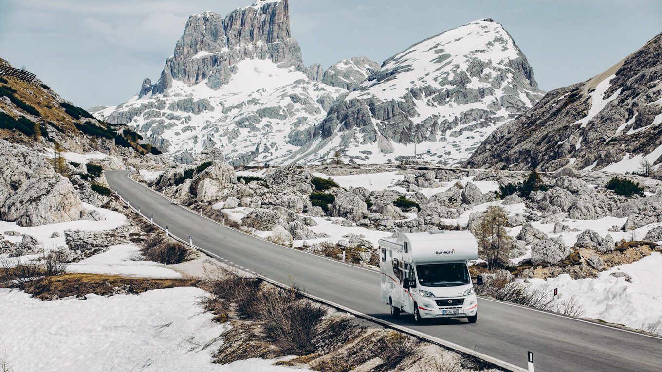 Alkove autocamper i Europa, med god plads til familien. Også god til vennepar og seniorer der rejser med børnebørn. Permanent seng over førerhuset. God til 4-5 personer, afhængig af model.