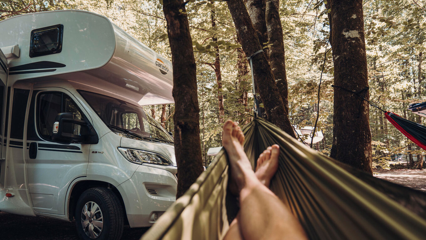 Alkove autocamper i Europa, med god plads til familien. Også god til vennepar og seniorer der rejser med børnebørn. Permanent seng over førerhuset. God til 4-5 personer, afhængig af model.