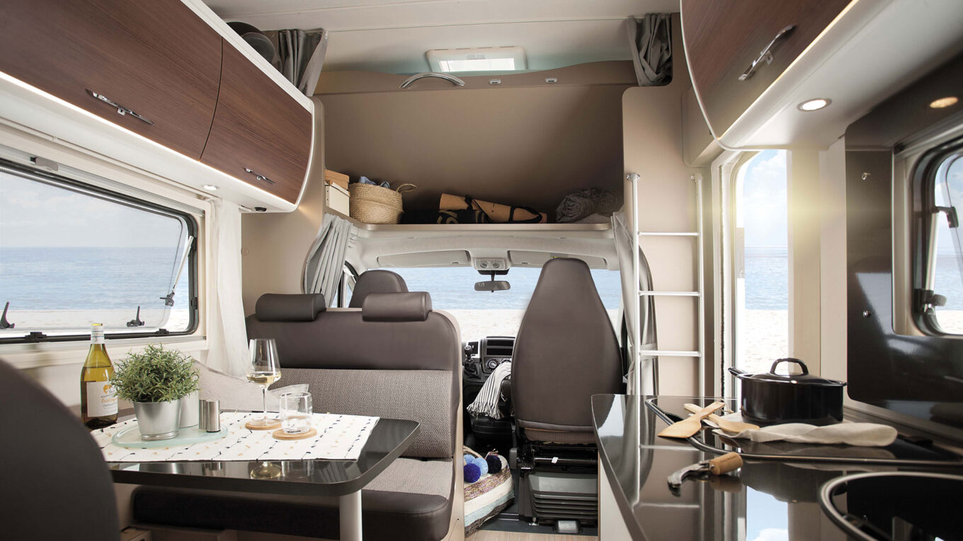 Alkove autocamper i Europa, med god plads til familien. Også god til vennepar og seniorer der rejser med børnebørn. Permanent seng over førerhuset. God til 4-5 personer, afhængig af model.