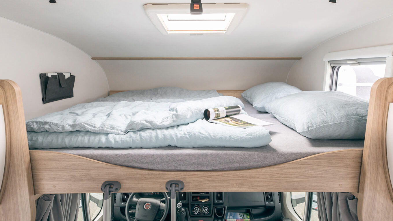 Alkove autocamper i Europa, med god plads til familien. Også god til vennepar og seniorer der rejser med børnebørn. Permanent seng over førerhuset. God til 4-5 personer, afhængig af model.