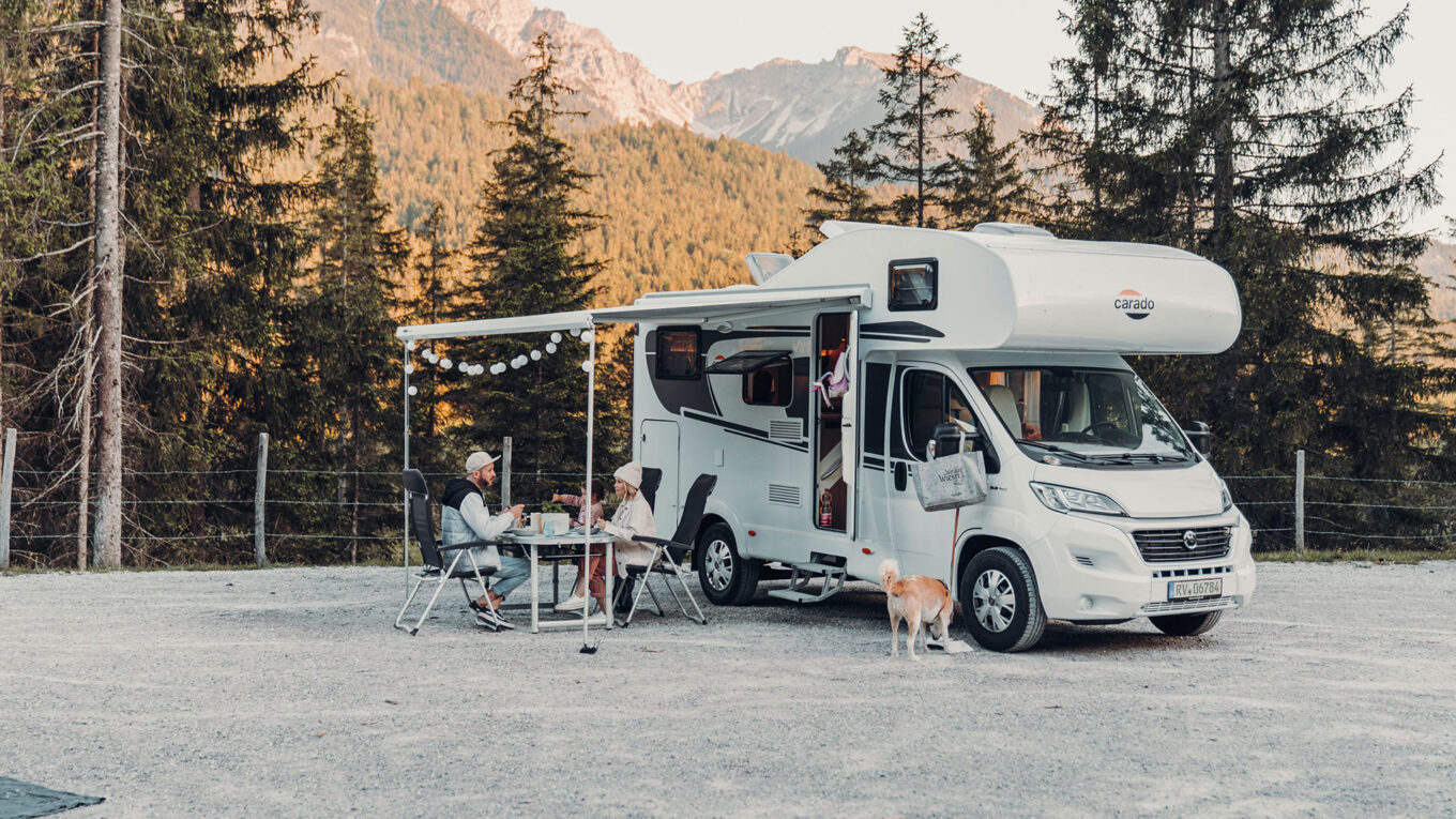 Alkove autocamper i Europa, med god plads til familien. Også god til vennepar og seniorer der rejser med børnebørn. Permanent seng over førerhuset. God til 4-5 personer, afhængig af model.