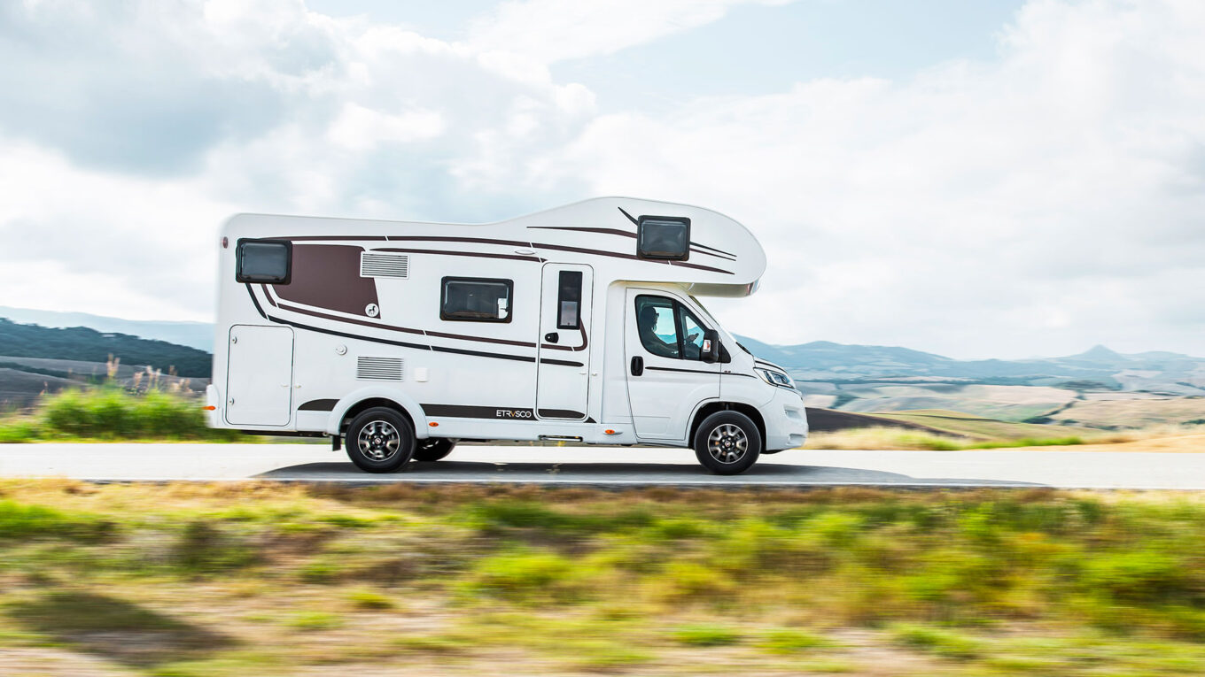 Alkove autocamper i Europa, med god plads til familien. Også god til vennepar og seniorer der rejser med børnebørn. Permanent seng over førerhuset. God til 4-5 personer, afhængig af model.