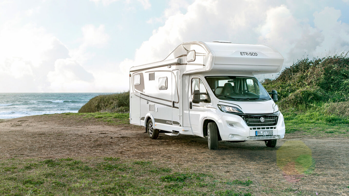 Alkove autocamper i Europa, med god plads til familien. Også god til vennepar og seniorer der rejser med børnebørn. Permanent seng over førerhuset. God til 4-5 personer, afhængig af model.