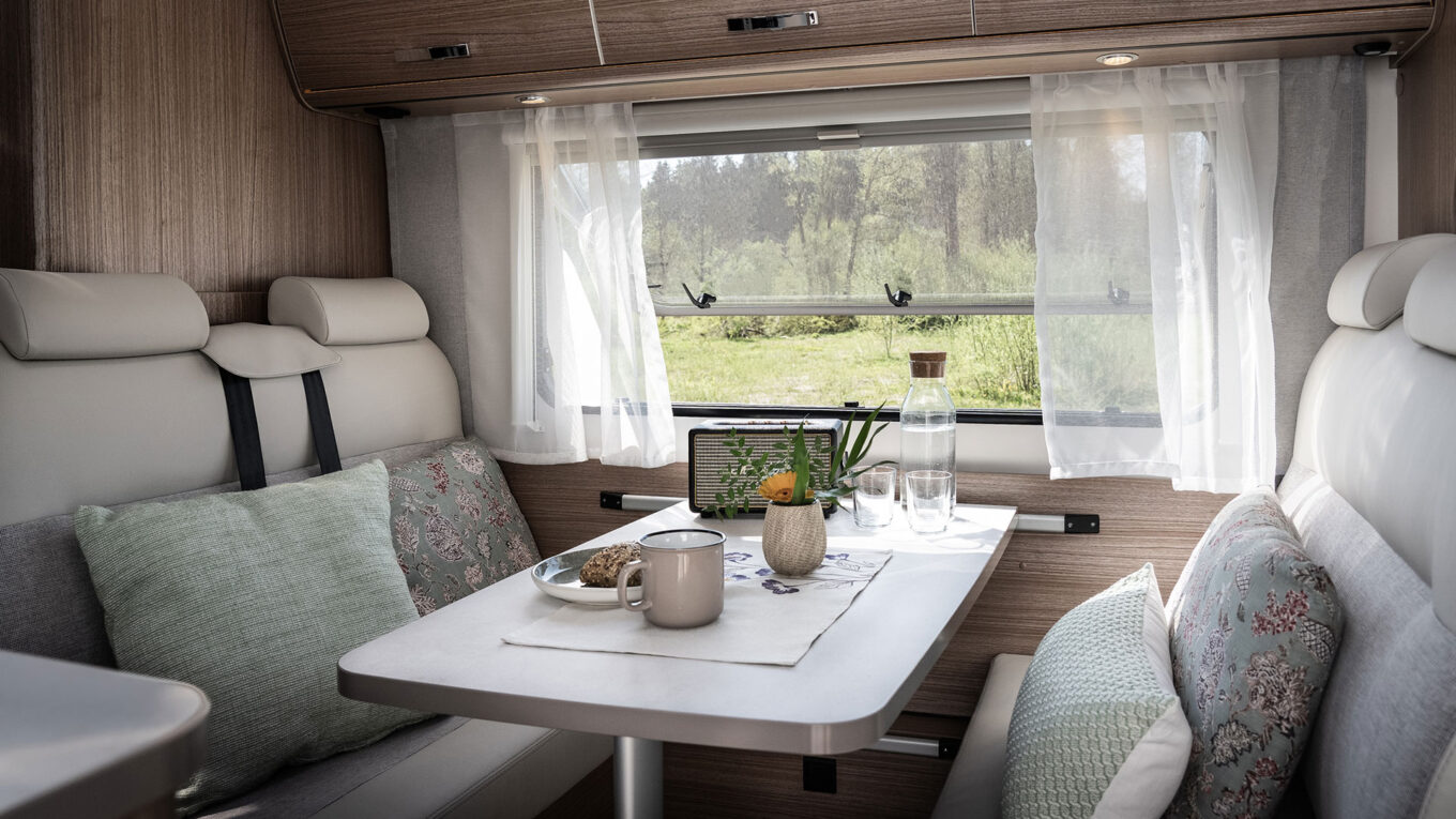 Alkove autocamper i Europa, med god plads til familien. Også god til vennepar og seniorer der rejser med børnebørn. Permanent seng over førerhuset. God til 4-5 personer, afhængig af model.