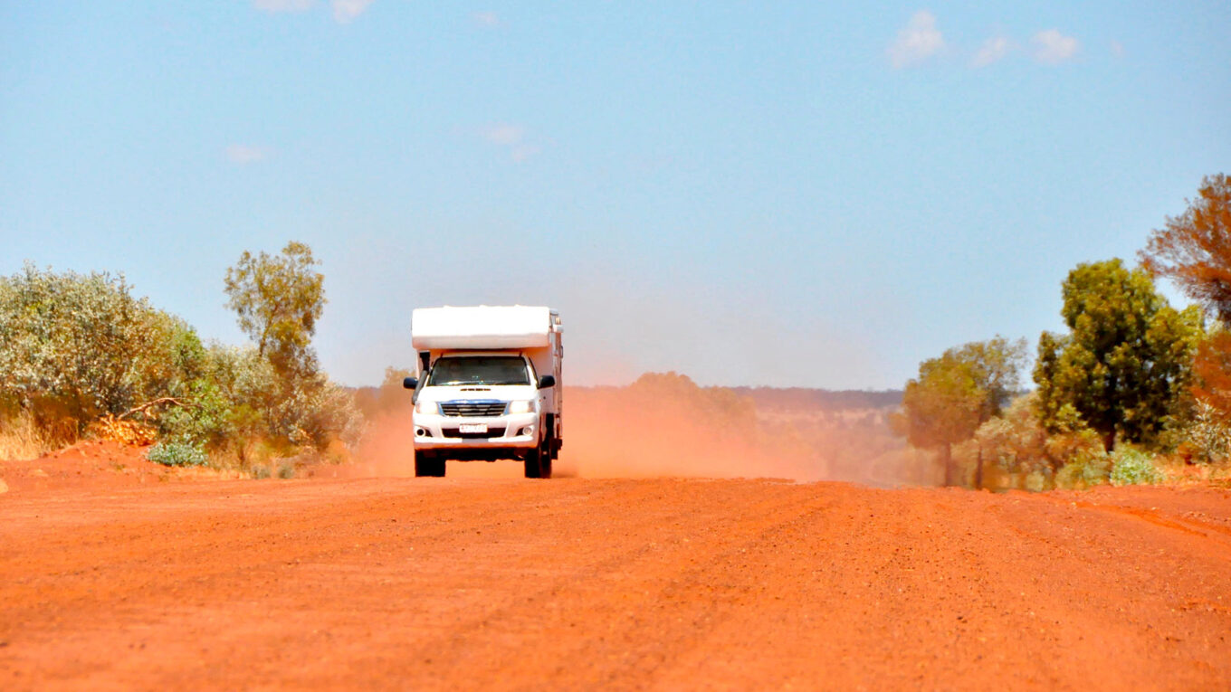 Autocamper kører gennem Red Centre i Australien - 4x4 eventyr på egen hånd.