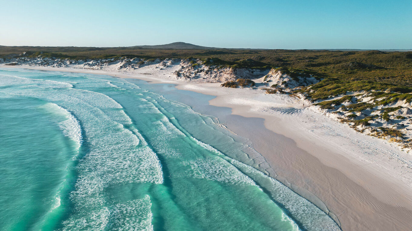 Øde strand og klart turkis vand i Western Australia - ideelt til et stop på autocamperferie down under.