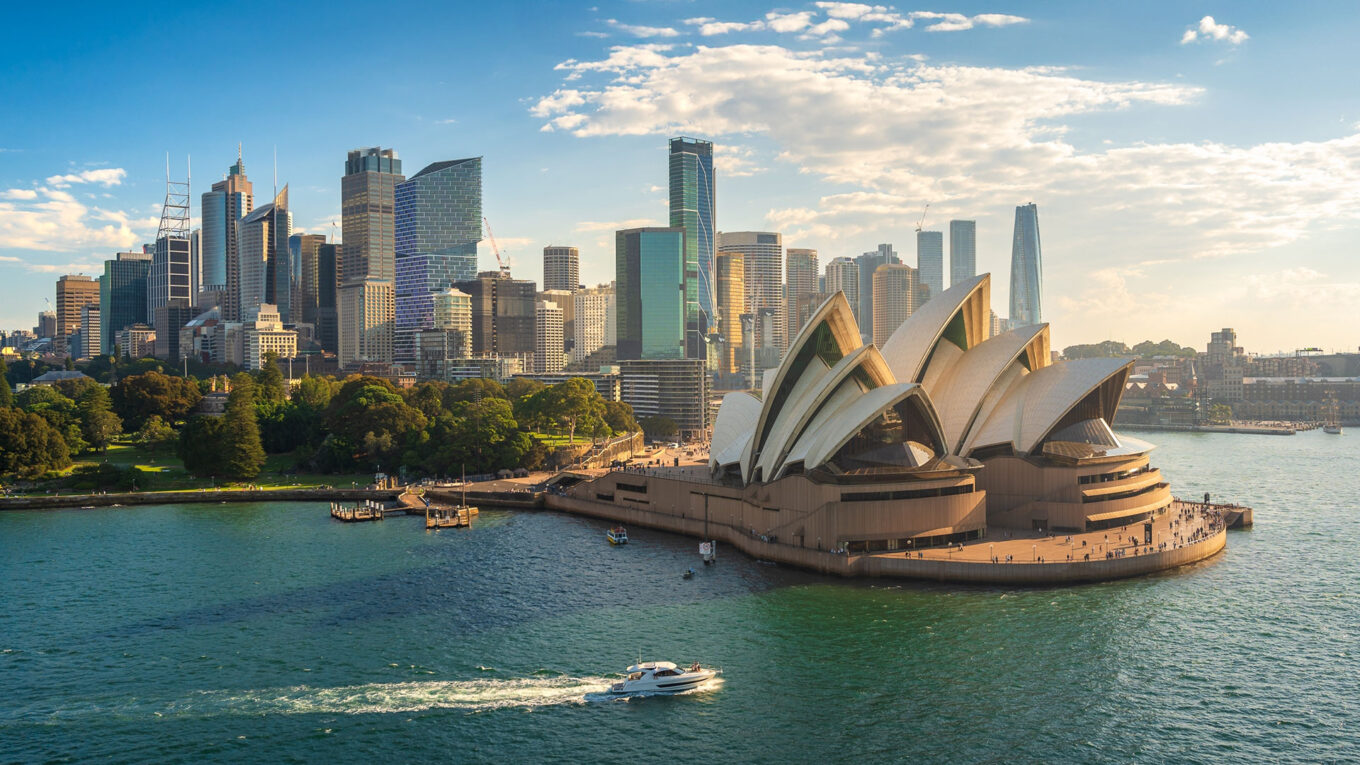 Sydney Operahus og byens skyline set fra vandet - startbyen for mange autocamperrejser i Australien.