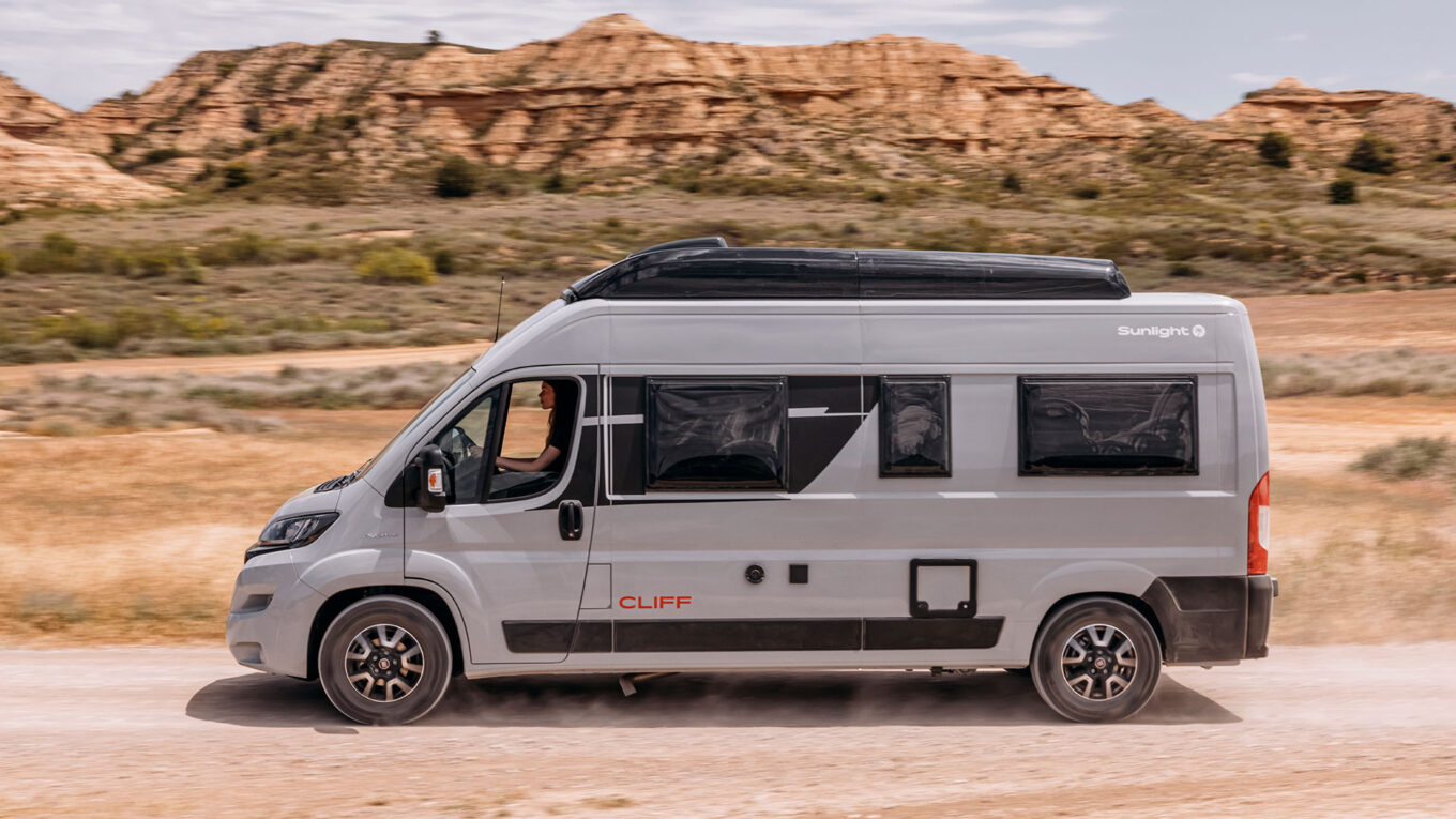 Campervan i Europa, med eller uden pop-up tagtelt. Kompakt autocamper til det aktive par eller en lille familie.