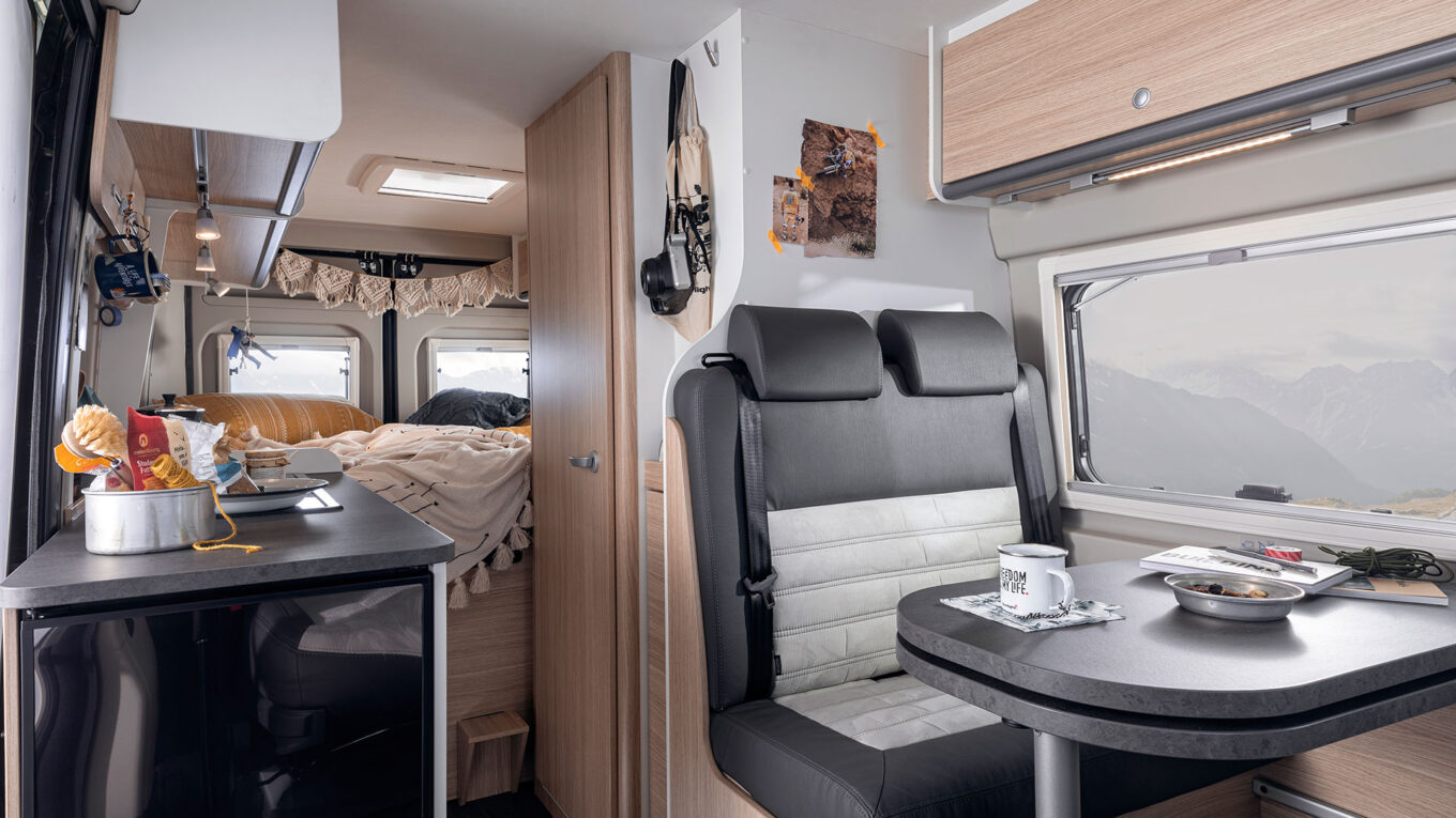 Campervan i Europa, med eller uden pop-up tagtelt. Kompakt autocamper til det aktive par eller en lille familie.