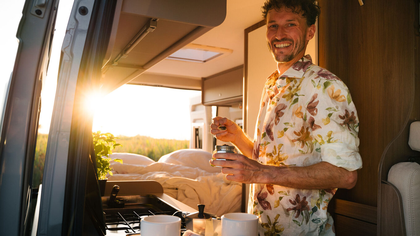 Campervan i Europa, med eller uden pop-up tagtelt. Kompakt autocamper til det aktive par eller en lille familie.