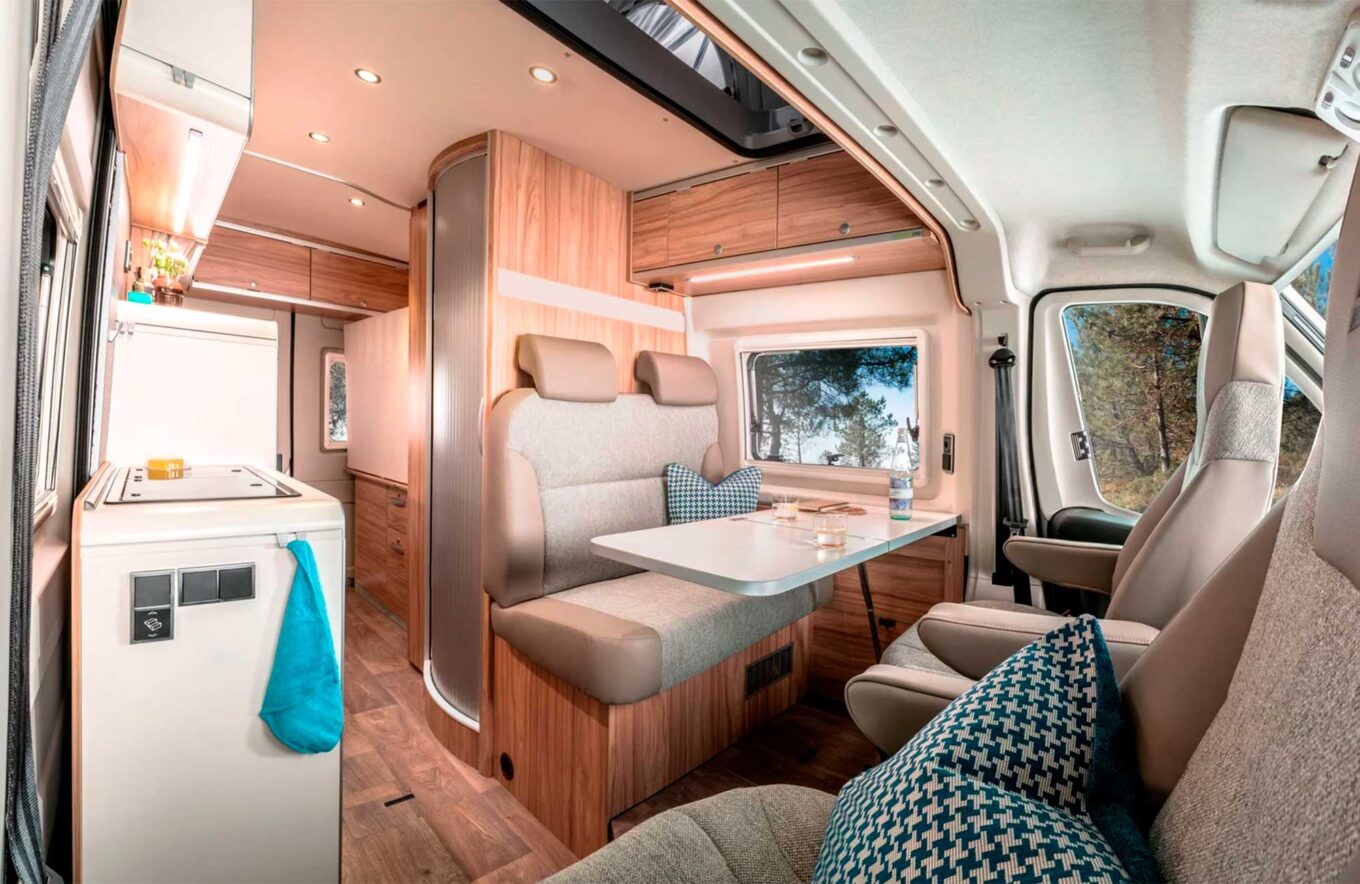 siddegruppe i campervan