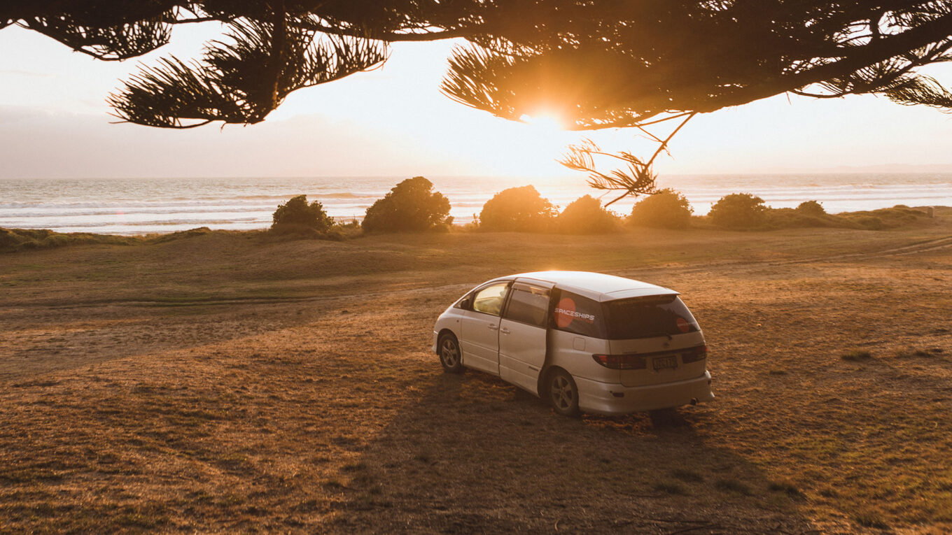 Campingbil i Australien og New Zealand uden toilet og bad. Den perfekte autocamper til det unge par eller backpackere der holder af camping, outdoor og natur.
