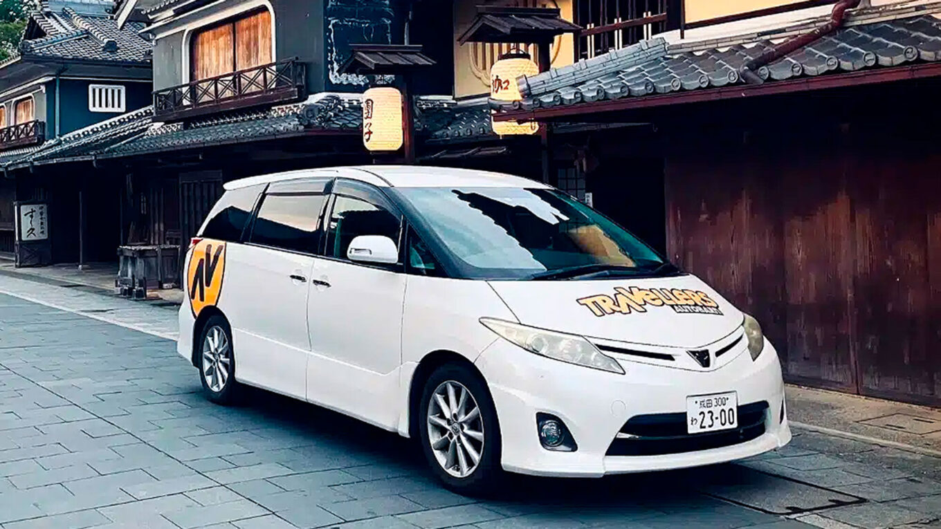 Campingbil i Japan uden toilet og bad. En nem lille autocamper bil til roadtrip i Japan. Nem at køre med med opredning og seng bagtil.