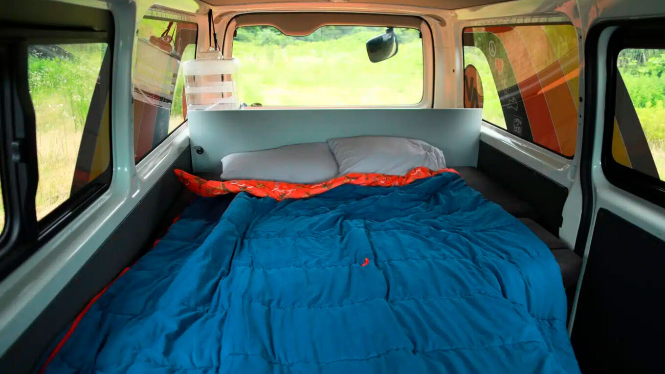 Campingbil i Japan uden toilet og bad. En nem lille autocamper bil til roadtrip i Japan. Nem at køre med med opredning og seng bagtil.