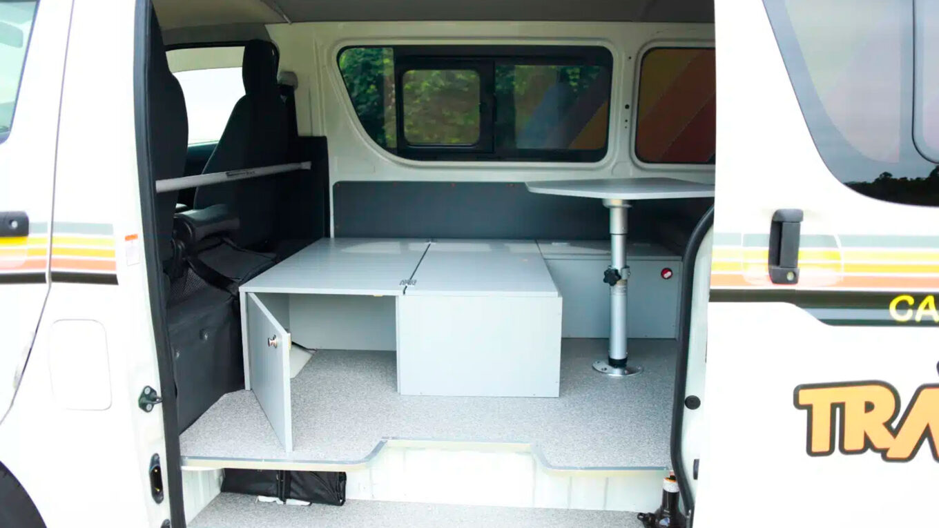 Campingbil i Japan uden toilet og bad. En nem lille autocamper bil til roadtrip i Japan. Nem at køre med med opredning og seng bagtil.