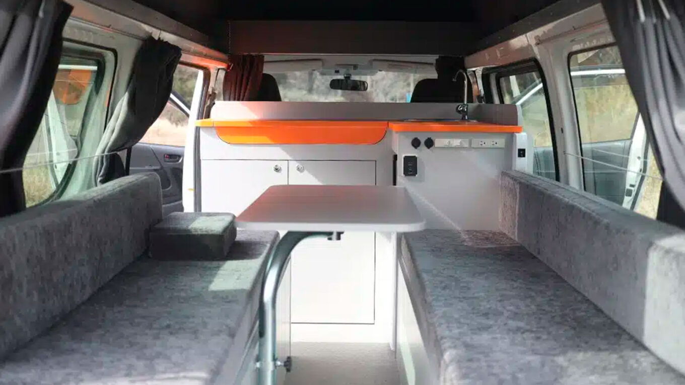 Campingbil i Japan uden toilet og bad. En nem lille autocamper bil til roadtrip i Japan. Nem at køre med med opredning og seng bagtil.