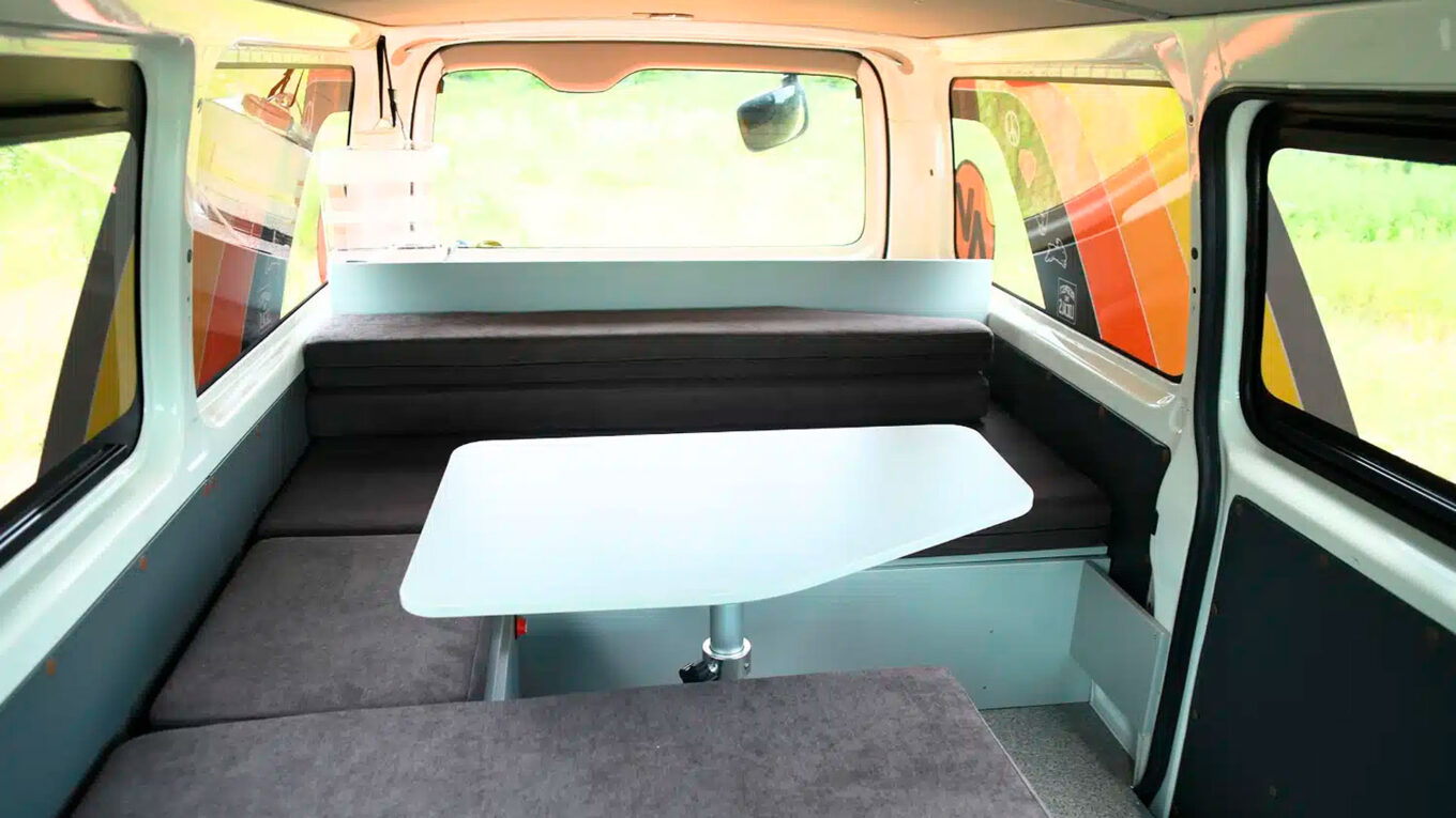 Campingbil i Japan uden toilet og bad. En nem lille autocamper bil til roadtrip i Japan. Nem at køre med med opredning og seng bagtil.