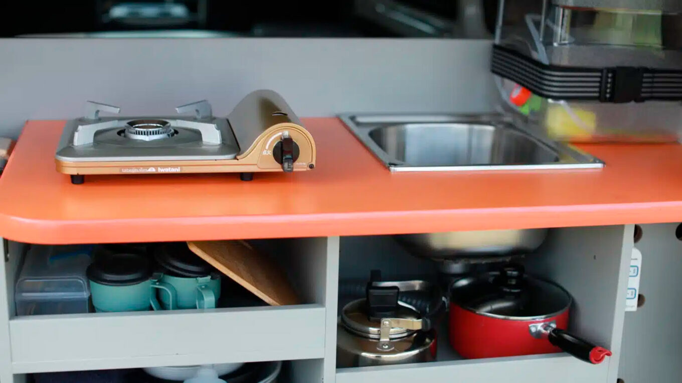 Campingbil i Japan uden toilet og bad. En nem lille autocamper bil til roadtrip i Japan. Nem at køre med med opredning og seng bagtil.