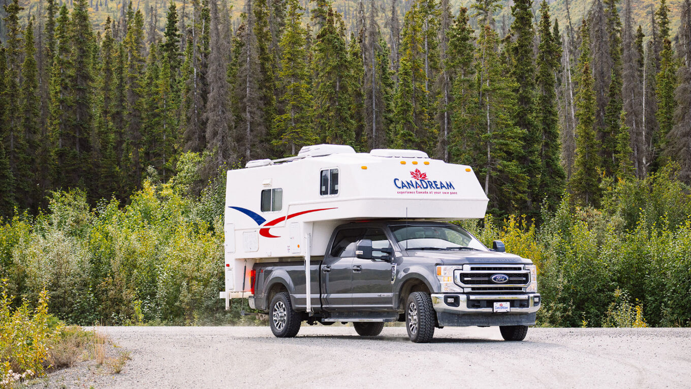 Robust truck camper parkeret ved skov og bjerge - frihed til at udforske Canadas bagveje.