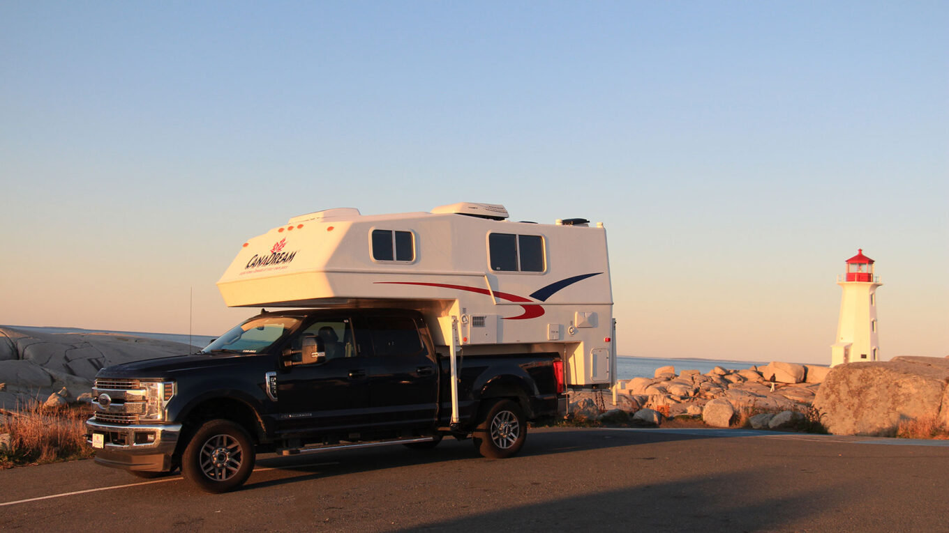 Parkering i et gyldent morgenlys ved Peggy’s Cove i Nova Scotia - det østlige Canada fra sin bedste side.