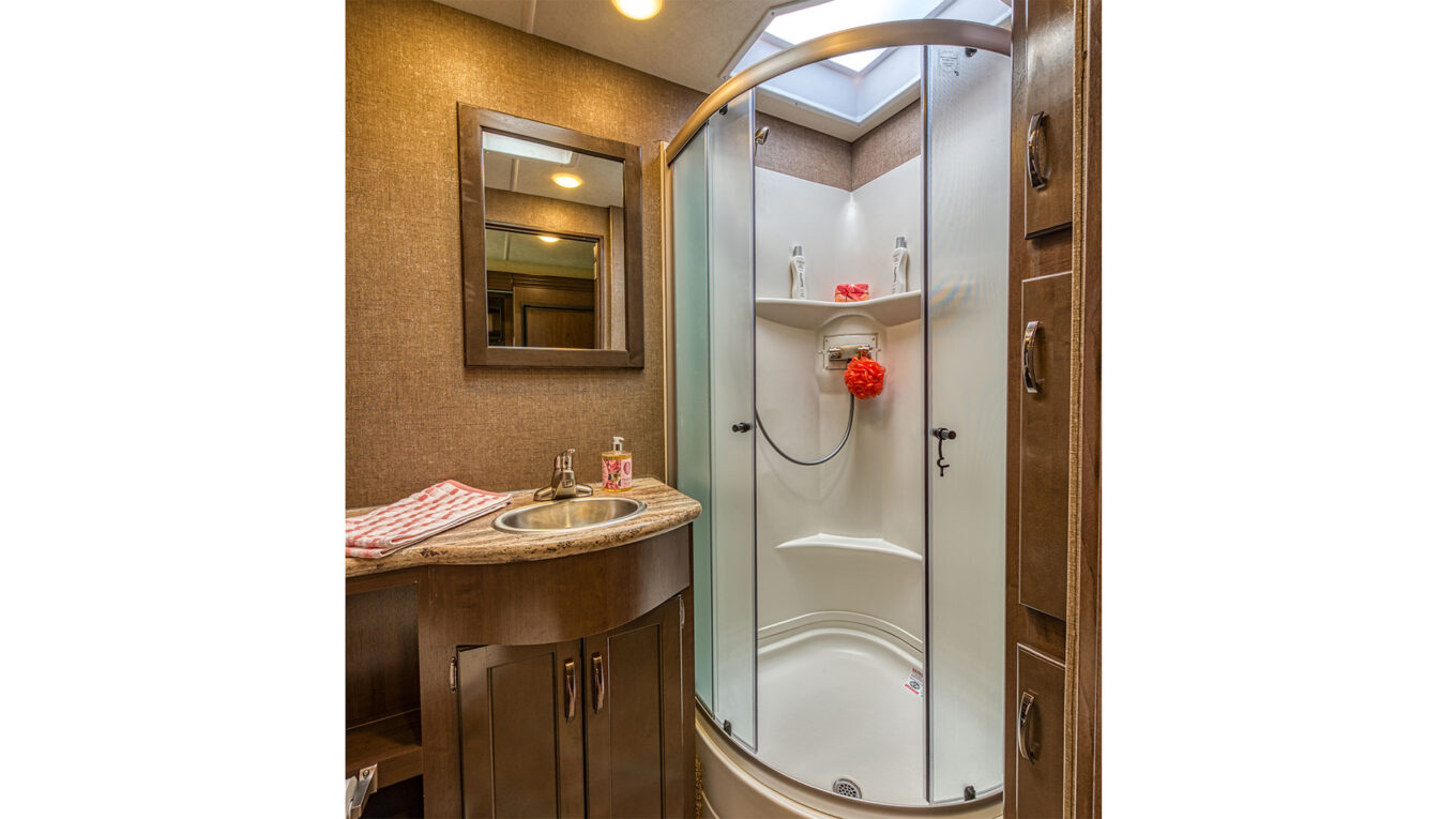 Class A bus autocamper / motorhome / RV i USA og Canada. Det Den helt store bus lignende autocampere til et par eller familie der ikke vil gå på kompromis med plads og komfort på en episk roadtrip på tværs af USA og Canadas.