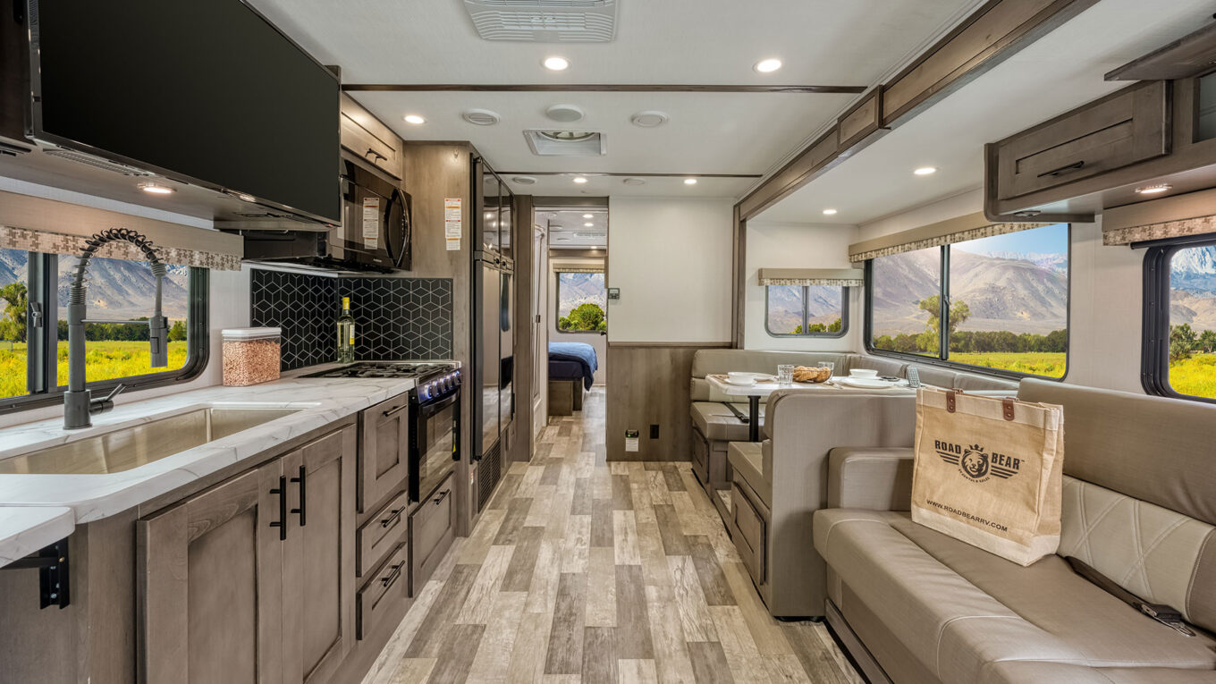 Class A bus autocamper / motorhome / RV i USA og Canada. Det Den helt store bus lignende autocampere til et par eller familie der ikke vil gå på kompromis med plads og komfort på en episk roadtrip på tværs af USA og Canadas.