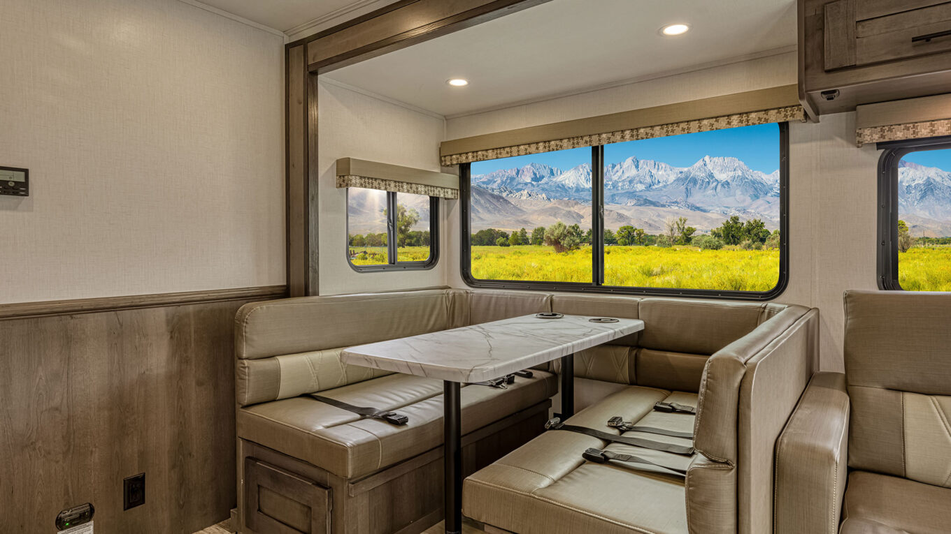 Class A bus autocamper / motorhome / RV i USA og Canada. Det Den helt store bus lignende autocampere til et par eller familie der ikke vil gå på kompromis med plads og komfort på en episk roadtrip på tværs af USA og Canadas.