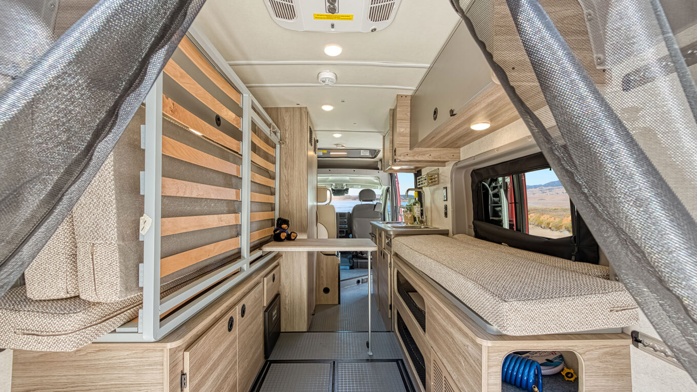 Class B autocamper / campervan i USA og Canada. Det mest kompakte motorhome/RV til road trip i den amerikanske natur. Nemt at køre. Perfekt til det aktive par.