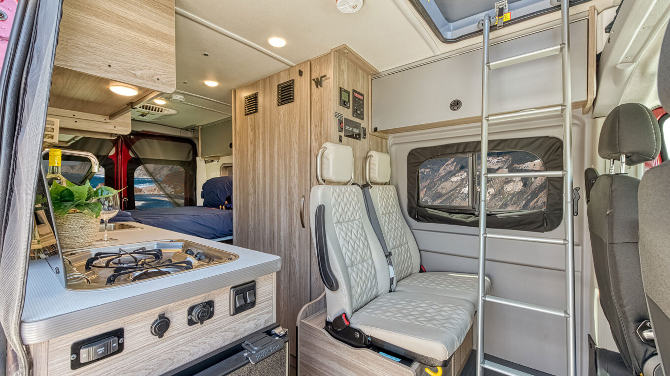 Class B autocamper / campervan i USA og Canada. Det mest kompakte motorhome/RV til road trip i den amerikanske natur. Nemt at køre. Perfekt til det aktive par.