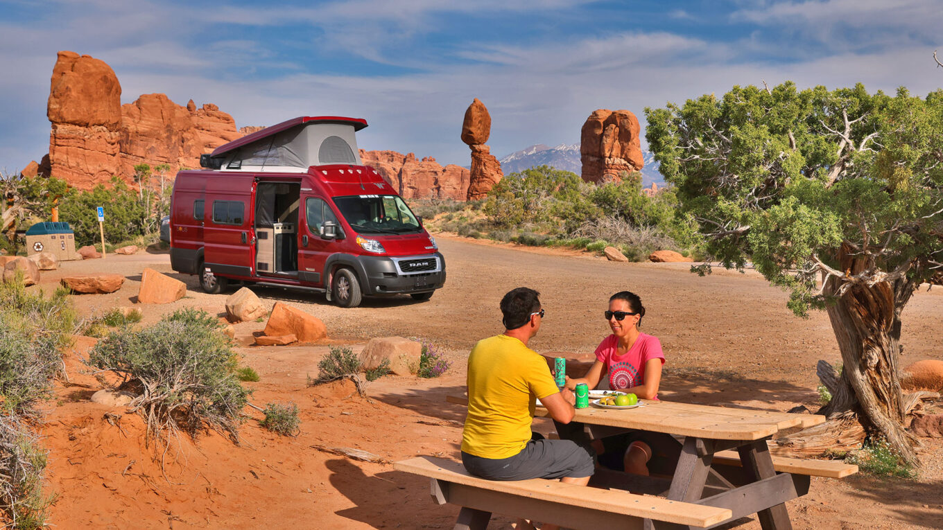 Class B autocamper / campervan i USA og Canada. Det mest kompakte motorhome/RV til road trip i den amerikanske natur. Nemt at køre. Perfekt til det aktive par.