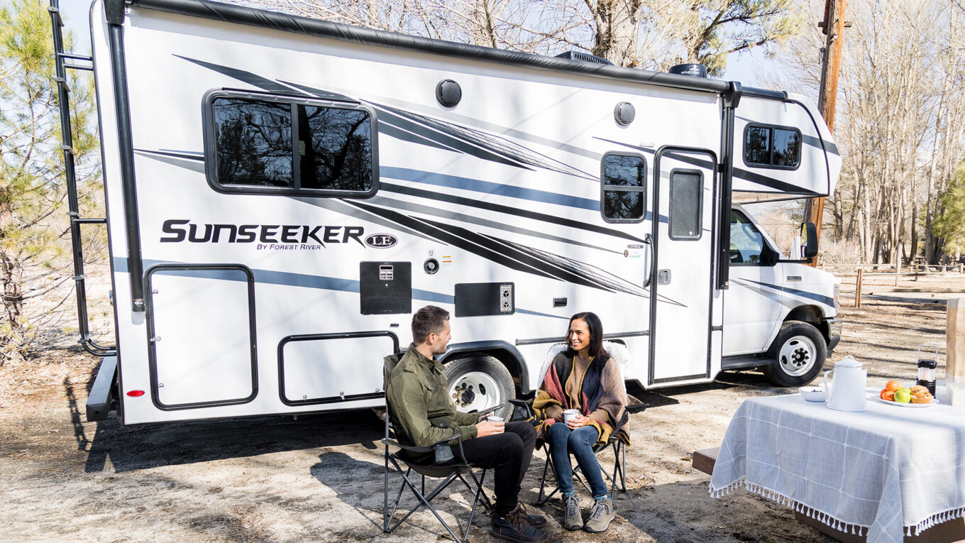 Class C autocamper / motorhome / RV i USA og Canada. Det Den klassiske autocampere til par og familier der vil udforske USA og Canadas utrolige natur og højdepunkter. Klassisk roadtrip i autocamper.