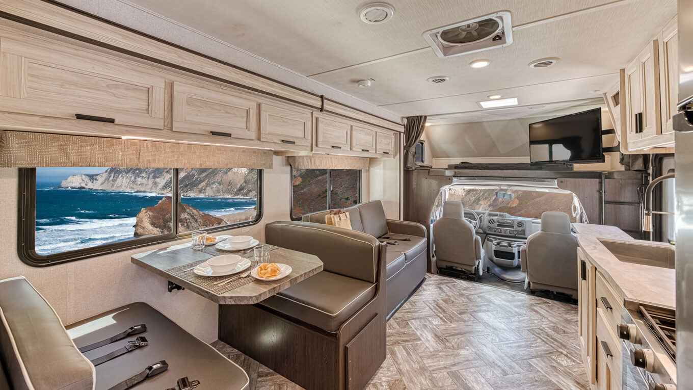 Class C autocamper / motorhome / RV i USA og Canada. Det Den klassiske autocampere til par og familier der vil udforske USA og Canadas utrolige natur og højdepunkter. Klassisk roadtrip i autocamper.