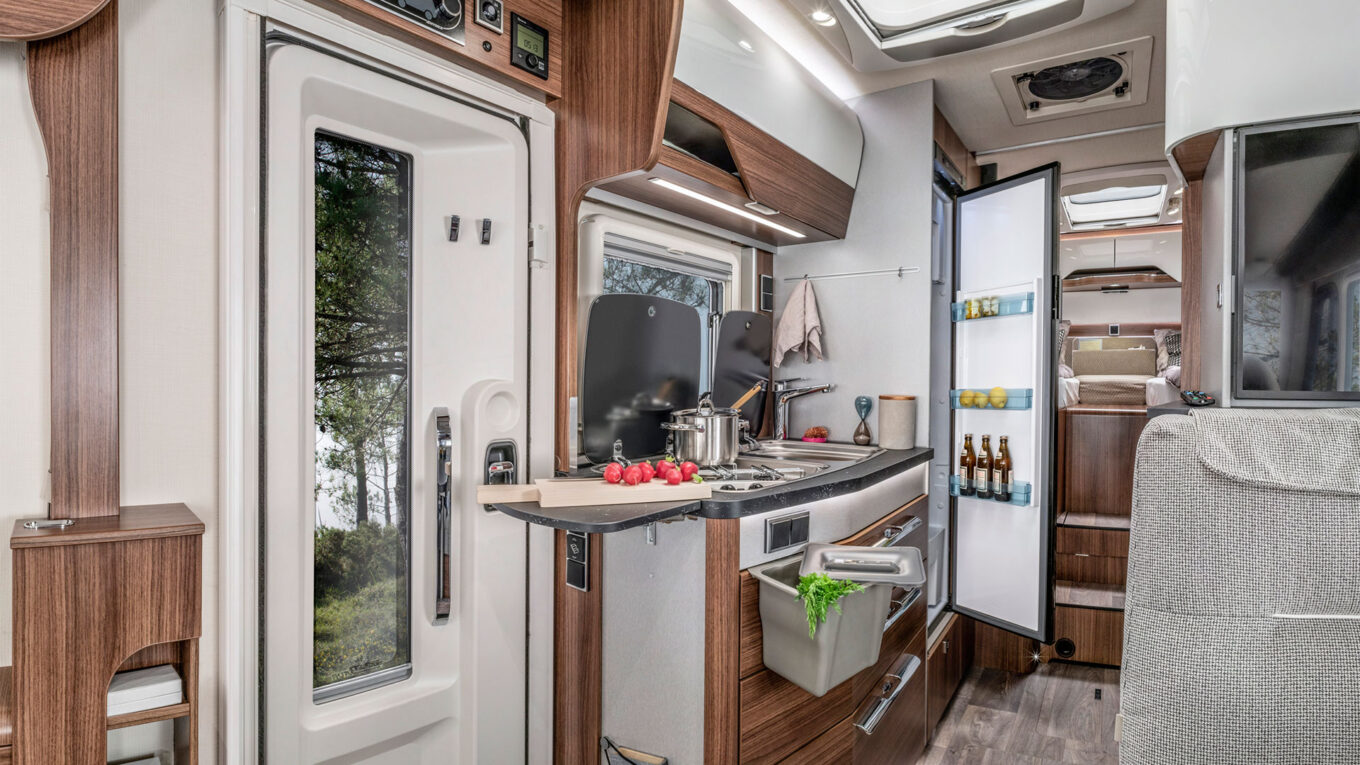 Delintegreret autocamper i Europa, med fornuftig plads til par og familier. Ofte med ekstra opredning eller hæve-sænkeseng over siddegruppen. God til 2-4 personer, afhængig af model.