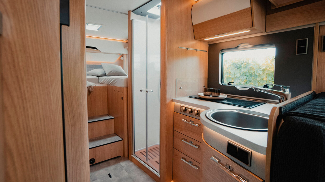 Delintegreret autocamper i Europa, med fornuftig plads til par og familier. Ofte med ekstra opredning eller hæve-sænkeseng over siddegruppen. God til 2-4 personer, afhængig af model.