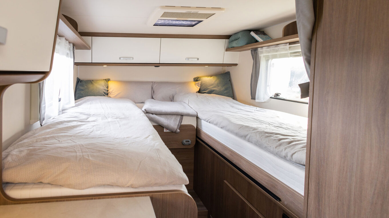 Delintegreret autocamper i Europa, med fornuftig plads til par og familier. Ofte med ekstra opredning eller hæve-sænkeseng over siddegruppen. God til 2-4 personer, afhængig af model.