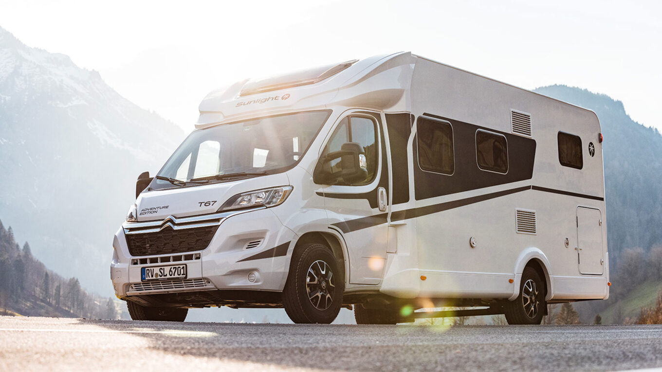 Delintegreret autocamper i Europa, med fornuftig plads til par og familier. Ofte med ekstra opredning eller hæve-sænkeseng over siddegruppen. God til 2-4 personer, afhængig af model.