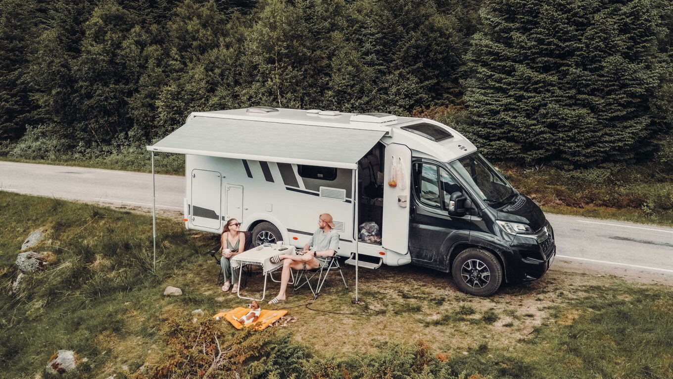 Delintegreret autocamper i Europa, med fornuftig plads til par og familier. Ofte med ekstra opredning eller hæve-sænkeseng over siddegruppen. God til 2-4 personer, afhængig af model.