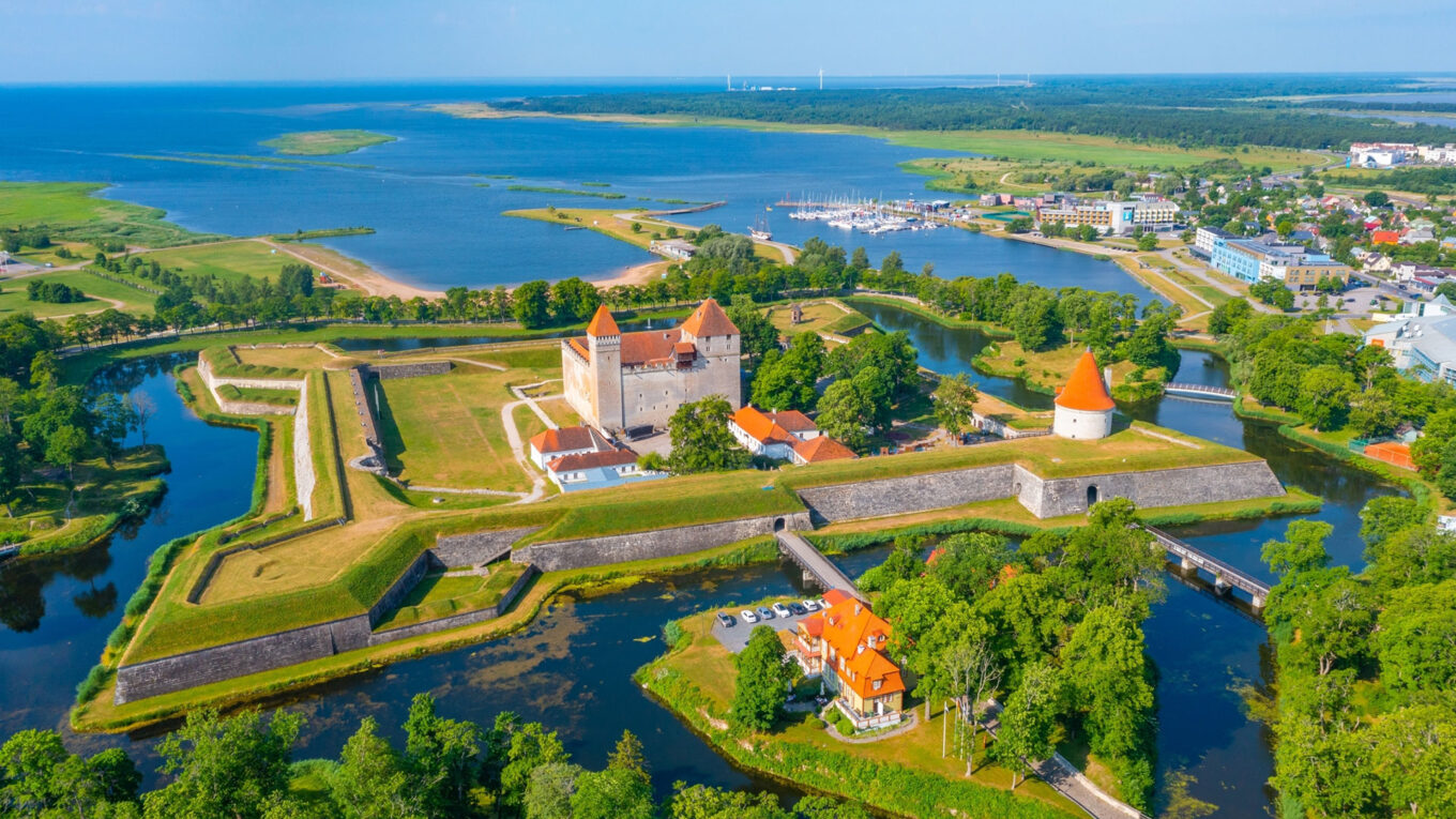 Estland og slottet Kuressaare - tag på autocamperferie og oplev Estlands højdepunkter.