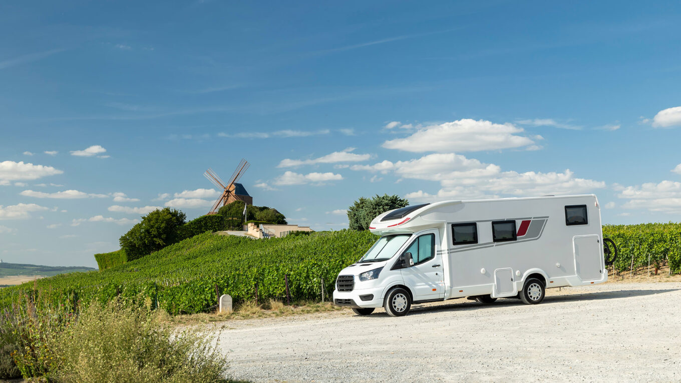 Autocamper parkeret ved vinmarker og møllen Moulin de Verzenay i Champagne-regionen