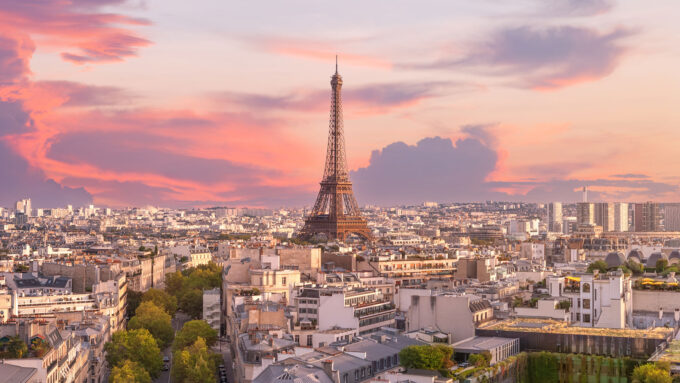 Solnedgang over Paris med Eiffeltårnet og byens tage i forgrunden