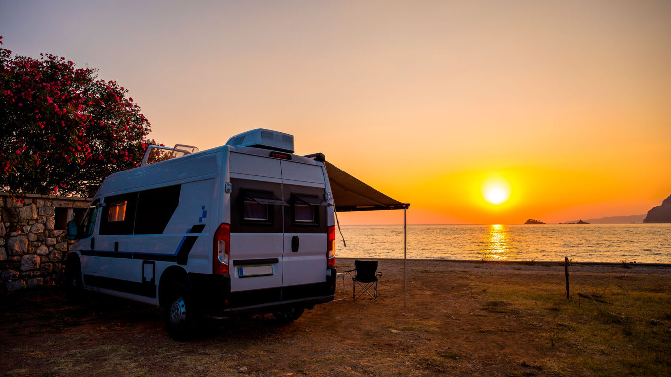 Grækenland, Halkidiki halvøen i solnedgangen - lej en autocamper i Athen og tag på en episk og historisk roadtrip rundt i fastlands-Grækenland og oplev kyster, strande, bjerge og oldtidshistorie på autocamperferien.