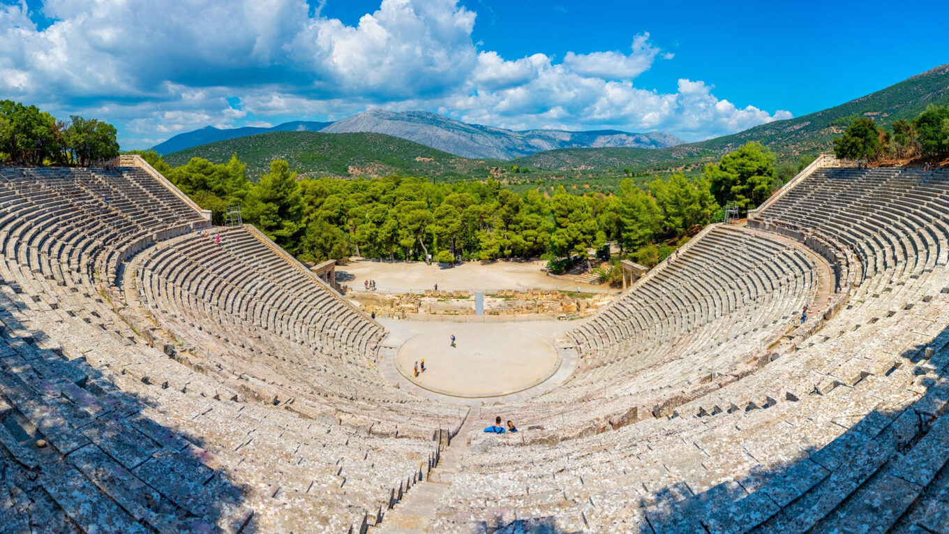 Grækenland, Epidaurus - lej en autocamper i Athen og tag på en episk og historisk roadtrip rundt i fastlands-Grækenland og oplev kyster, strande, bjerge og oldtidshistorie på autocamperferien.